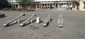 Поломались: на Греческой площади снова ремонтируют качели из России