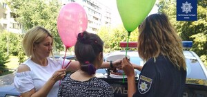 Только раз в году: патрульные Киева накормили именинницу тортом