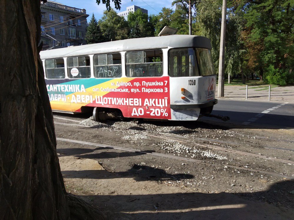 В центре Днепра трамвай сошел с рельсов. фото: TG-канал "ДТП и Пробки Днепр"