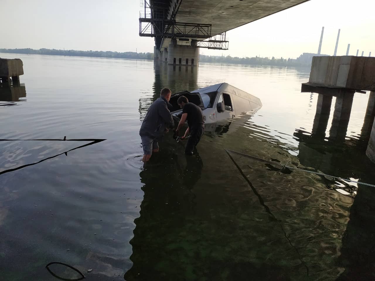 Утонувший автомобиль. Фото: dp.dsns.gov.ua