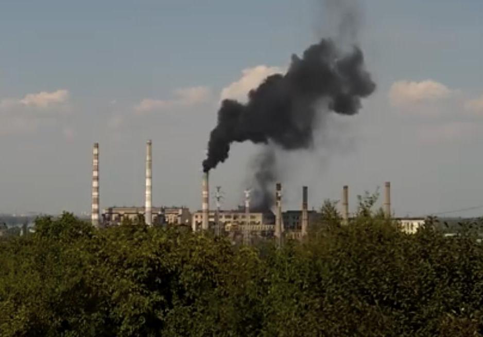 Из трубы Приднепровской ТЭС шел черный дым