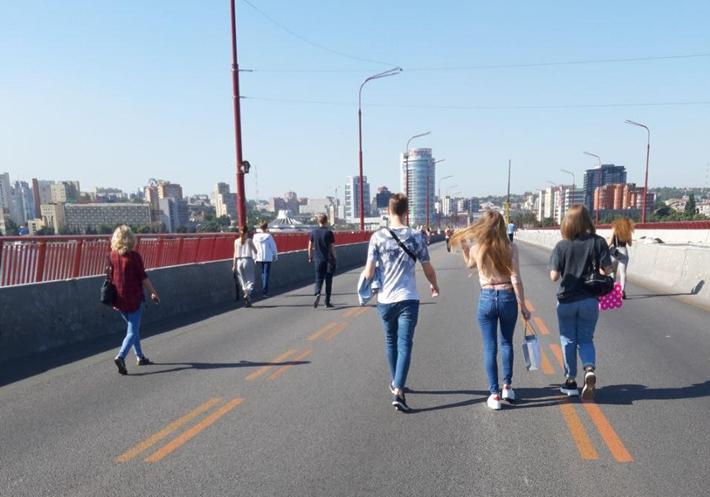Люди взяли штурмом Новый мост / фото: Екатерина Шевцова