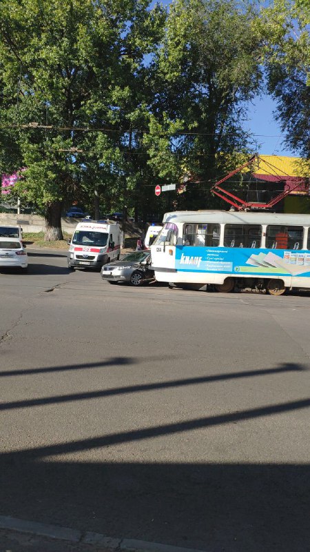 Трамвай сбил легковую машину; telegram группа "ДТП и Пробки Днепр"