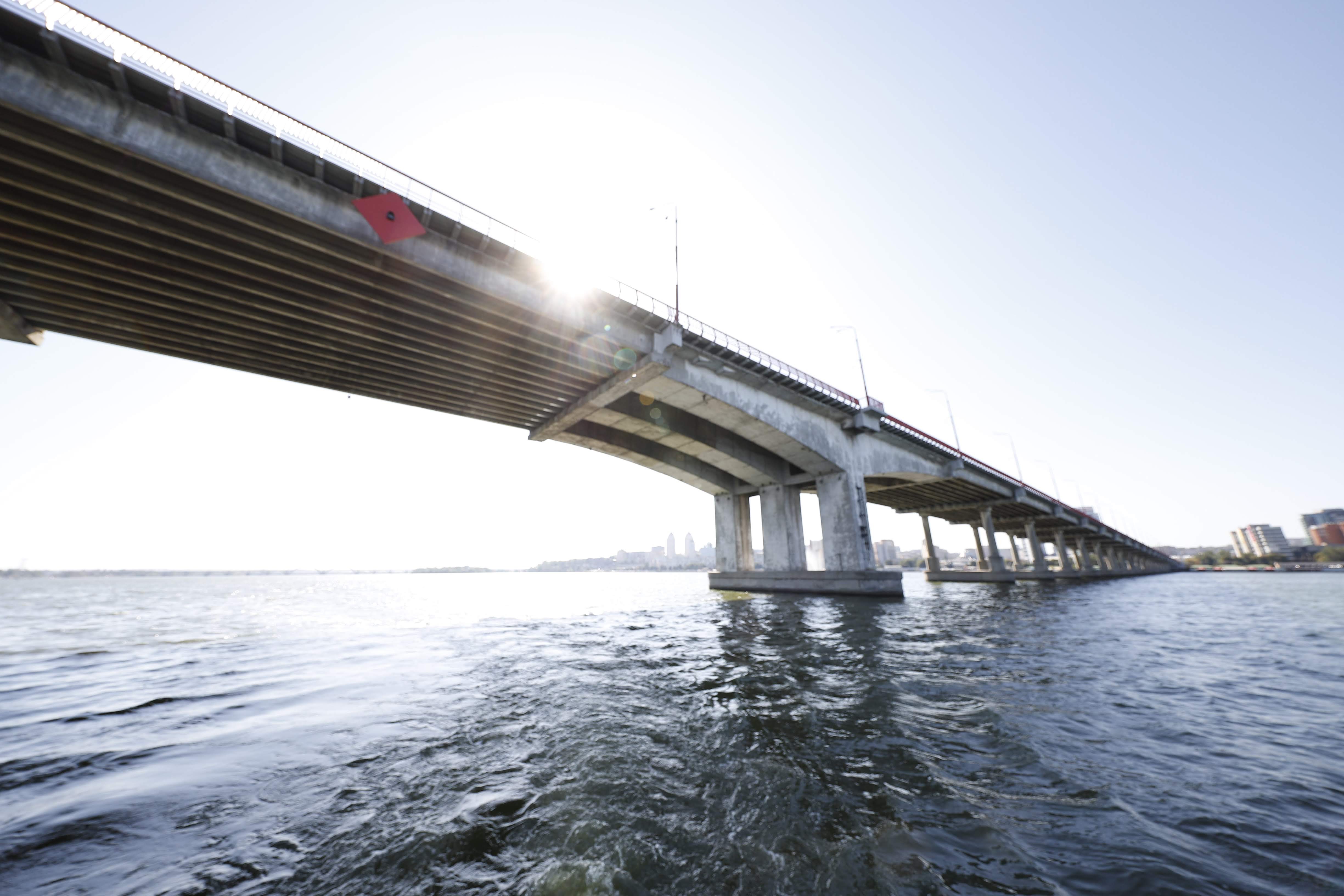 Новость - События - Совместный заплыв: активисты и эксперты по мостостроению осмотрели ремонт Центрального моста с воды