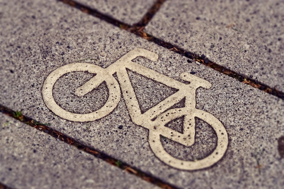 Машина сбила велосипедистку; pixabay.com