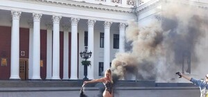 Не понравился образ: возле мэрии девушки устроили неугодную фотосессию (обновлено)