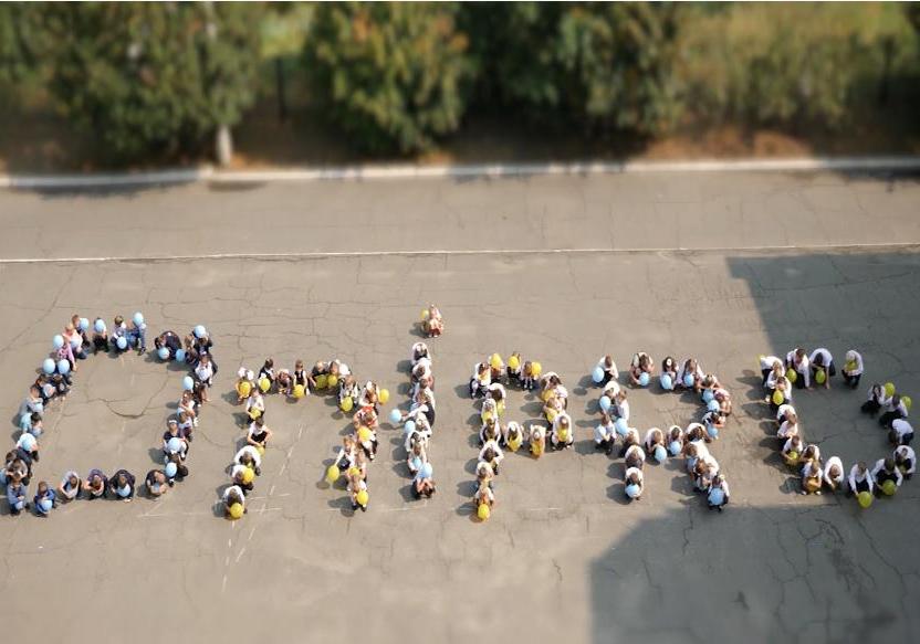 Как школьники Днепра поздравили город с днем рождения / скриншот из видео