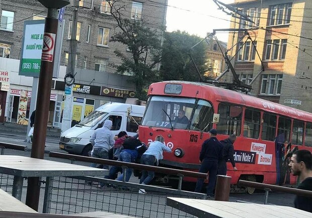 Люди толкали трамвай в центре Днепра
