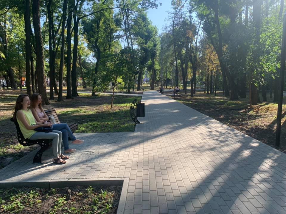 В Днепре люди изуродовали урны в парке Гагарина / фото: Gagarin Park