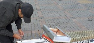 Вырвали провода: в Одессе вандалы сломали LED-качели на Греческой площади (обновлено)