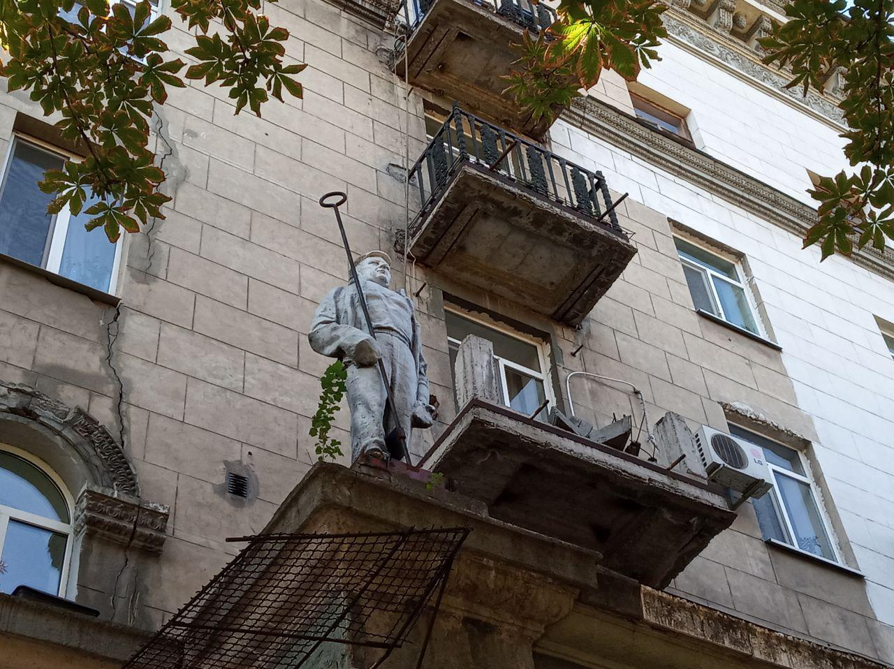 Скульптуры на домах в центре Днепра. Фото: Екатерина Шевцова.