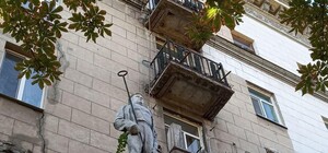 Безмолвные стражи и тайные знаки: что скрывают скульптуры рабочих, нимф и богинь на домах