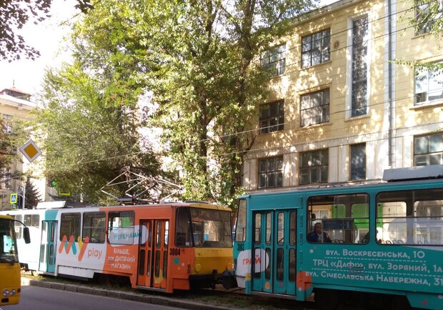На проспекте Гагарина первый трамвай сошел с рельсов / фото из Tg-канала "Городской Транспорт Днепра"