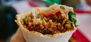 Неприятненько: в киоске с шаурмой по продуктам бегал таракан