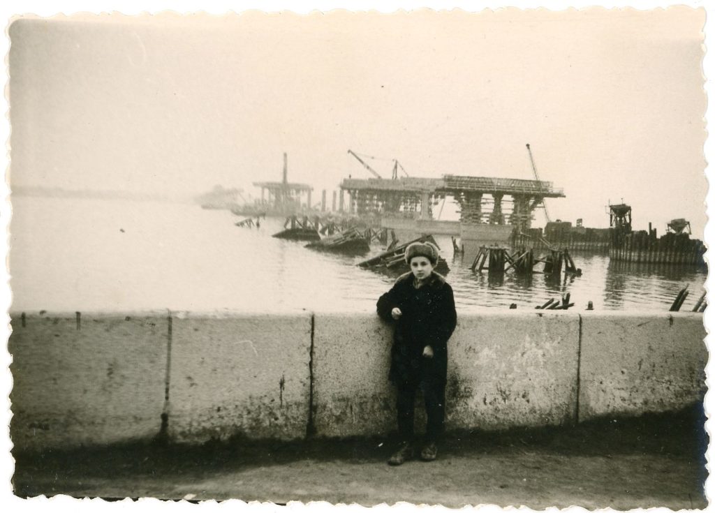 Остатки деревянного моста. Фотография из коллекции Георгий Малышевича, автор фото: Алексей Малышевич.