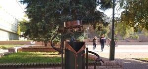 Креативненько: в городе появились интеллигентные урны (фото)