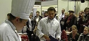 Талантливые официанты вырезали из тыквы карету