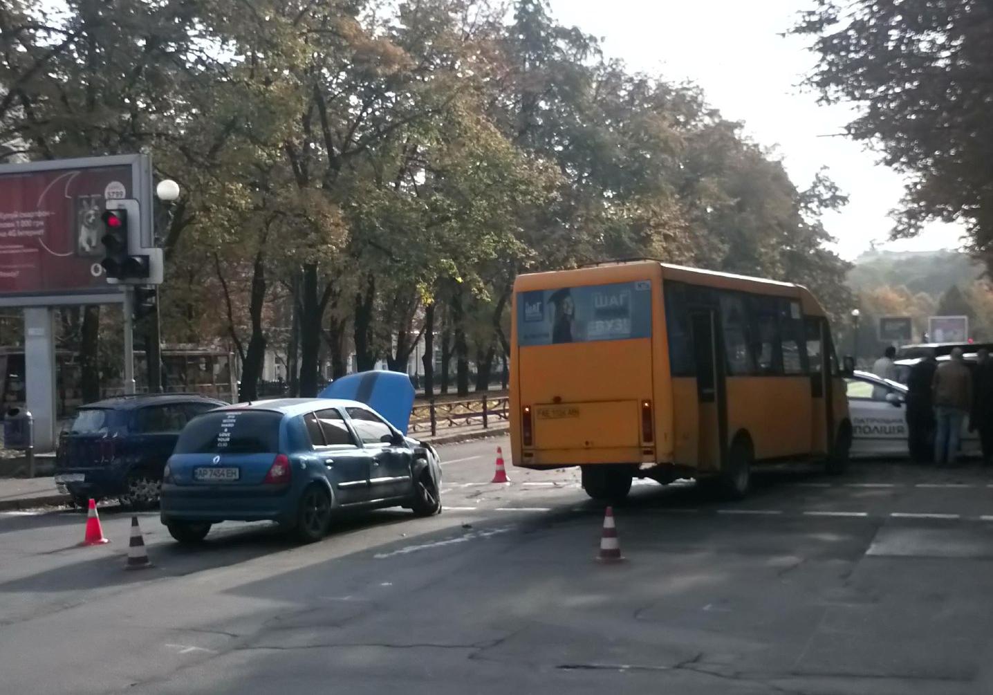 Авария на проспекте Яворницкого / фото из Tg-канала "ДТП Пробки Днепр"