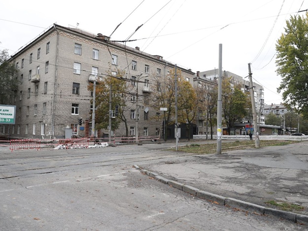 Из-за угрозы обвала общежития проспект Яворницкого перекрыли: как ходит транспорт