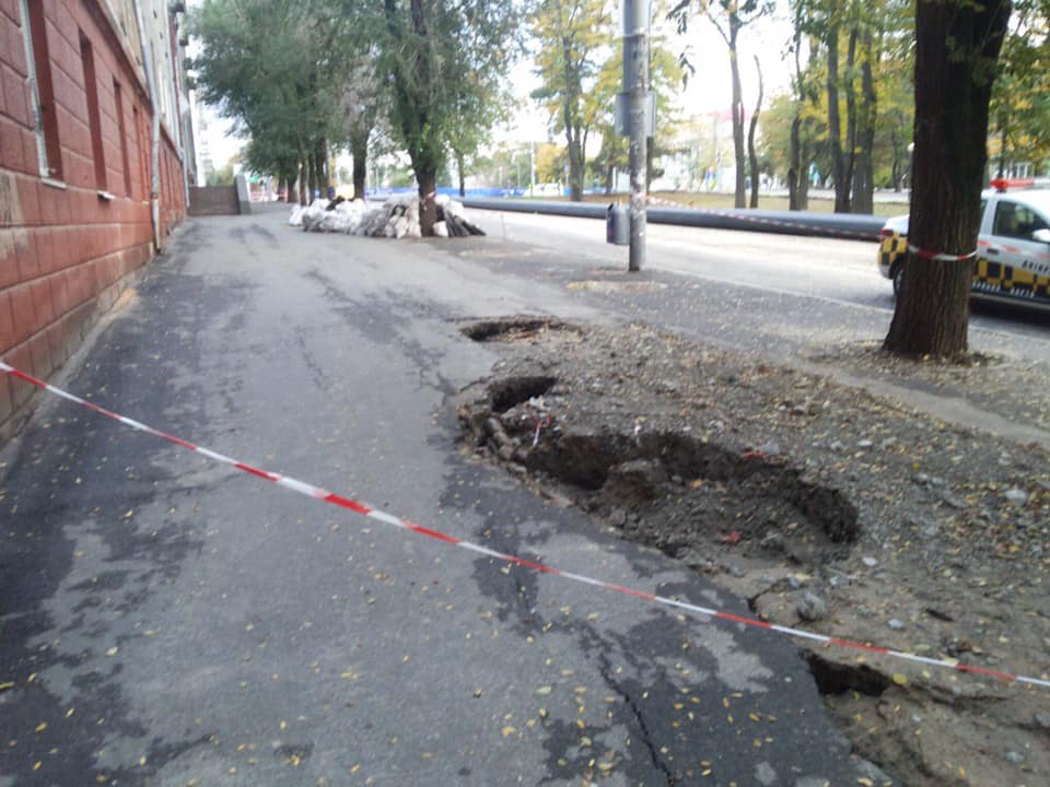 Провалившаяся почва в районе строительства метро возле ДПУ /фото: fb Анастасия Староскольцева