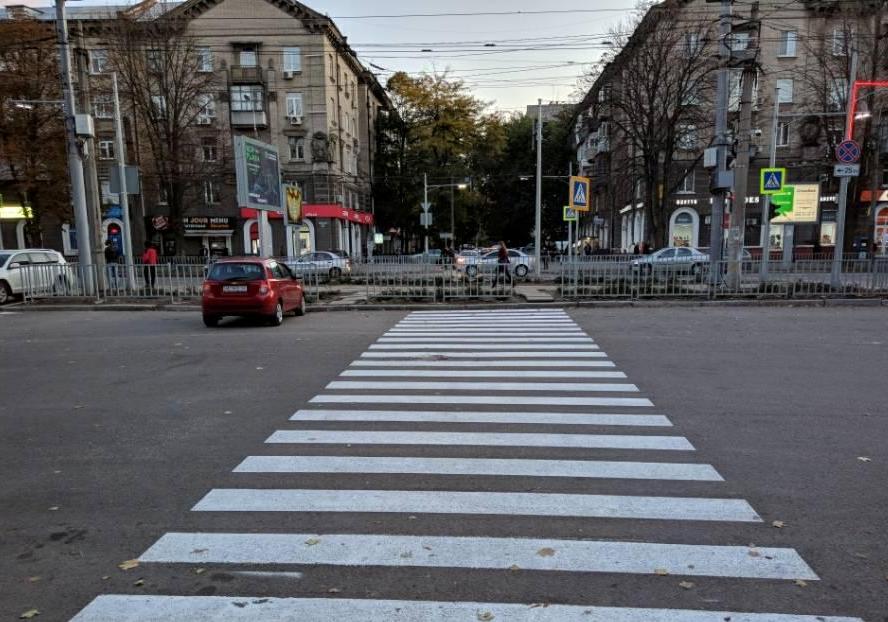 Нелепый пешеходный переход на проспекте Поля / фото: Евгений Удовиченко