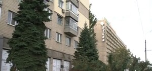 Ночные вандалы: на Набережной срубили огромную ель