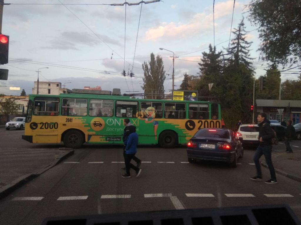 Троллейбус перекрыл движение/ фото:Tg-канал ДТП Пробки Днепра