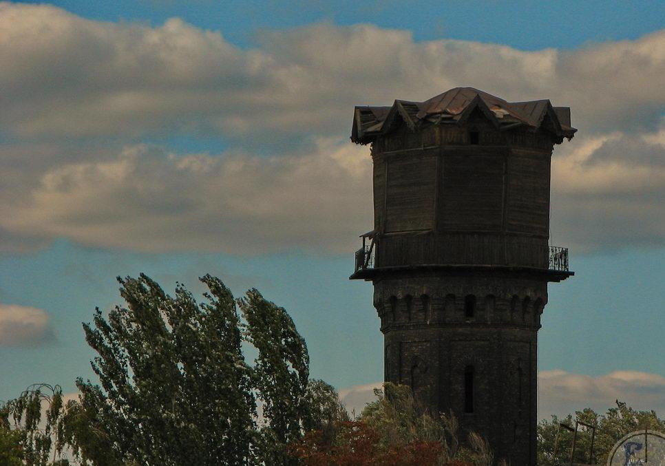 Старая водонапорная башня в районе вокзала в Днепре. Фото: myshtetl.org.