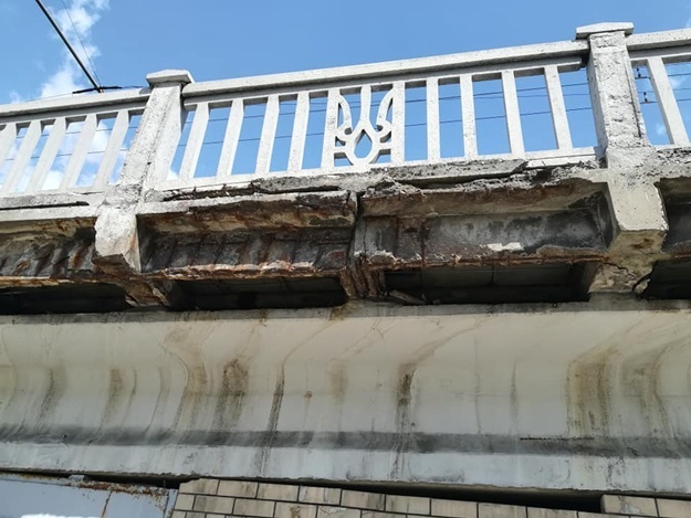 Ужасное состояние моста на Слобожанском проспекте / фото: fb Райончик
