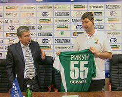 Александр Рыкун после подписания контракта с полтавчанами. Фото с сайта football.ua.