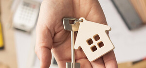 Попались: в Киеве поймали аферистов, которые присваивали квартиры умерших хозяев