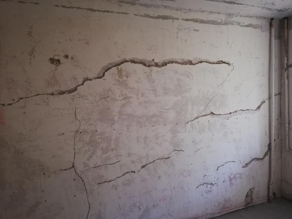 Громадные трещины по всей стене/ фото: фб Julia Tsukanova