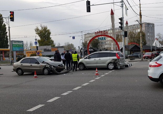В Днепре на Слобожанском проспекте столкнулись две легковушки 3 ноября / фото: "ДТП Пробки Днепр"