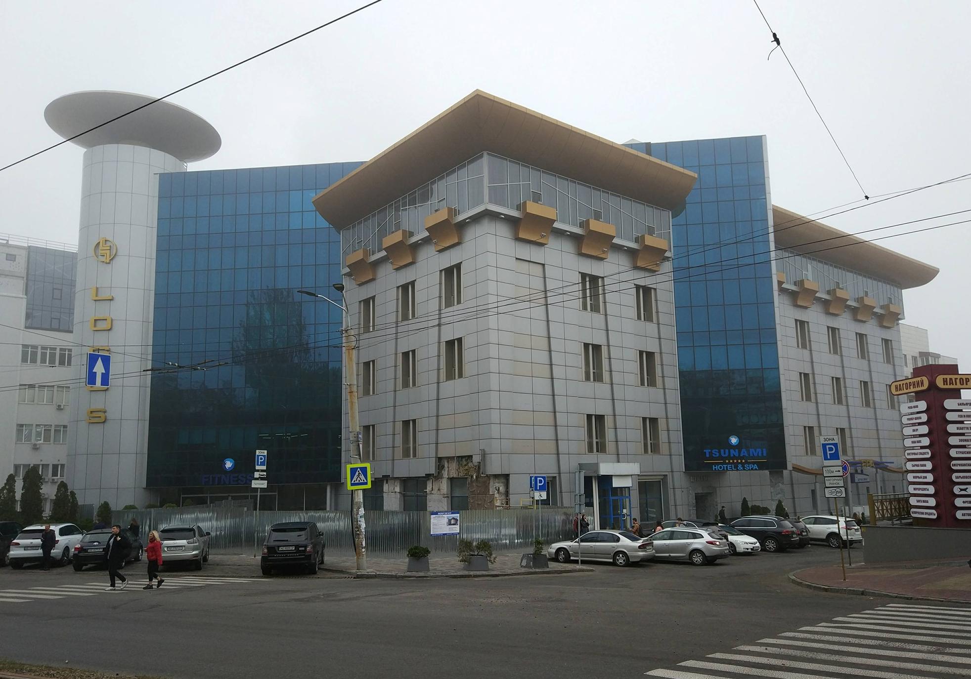Началась реконструкция здания спа-центра "Цунами" / фото: fb Евгений Удовиченко