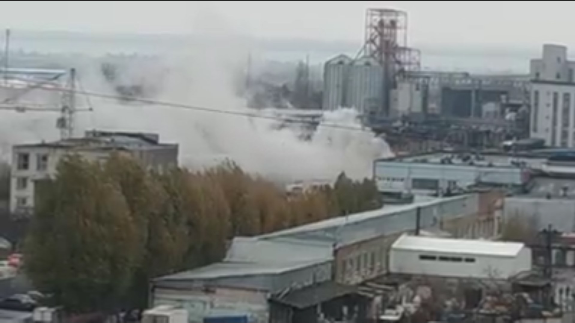 Новость - События - Неужели опять: возле горевшего недавно завода "Потоки" заметили столб дыма