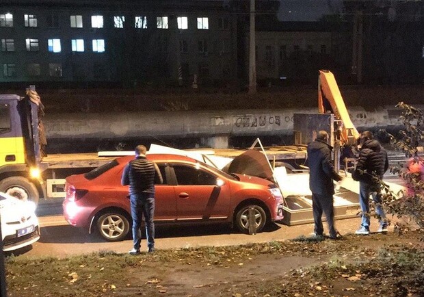 На левом берегу билборд упал на машину / фото: TG ХД