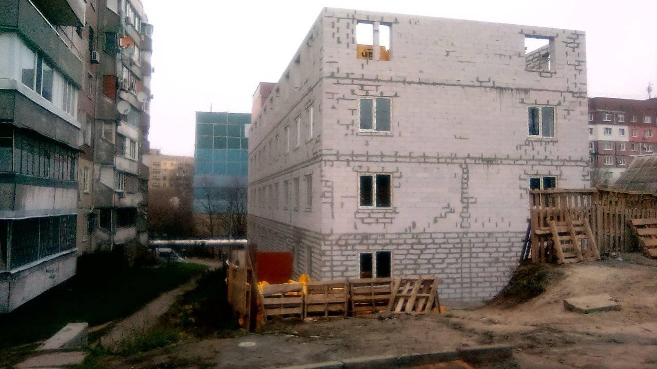 На Победе дом строят очень близко к существующему / фото: fb Алик Аликович