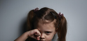 Недетские развлечения: прыгая на батуте девочка рассекла бровь об оголенную пружину