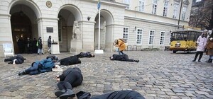 На площі Ринок львівські студенти імітували масову смерть від голоду: моторошні фото