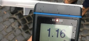 Як сніг на голову: п'яний скутерист впав перед автомобілем патрульних