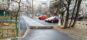 Гениально: на Левом берегу жители перекрыли проезд к своему двору громадным куском бетона