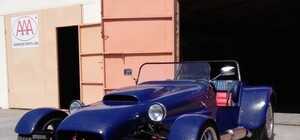 Спорткары из 50-ых: на Запорожье мужчина создает шедевры автопрома