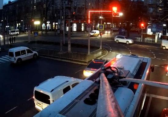 Как выглядит город с высоты троллейбусной штанги / фото: скриншот из видео