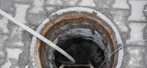 Стоял по шею в стоках: на Голосеево ребенок провалился в канализационный люк