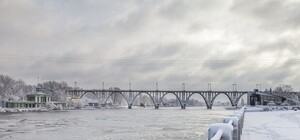 Авария на Амурском мосту: движение трамваев и авто затруднено