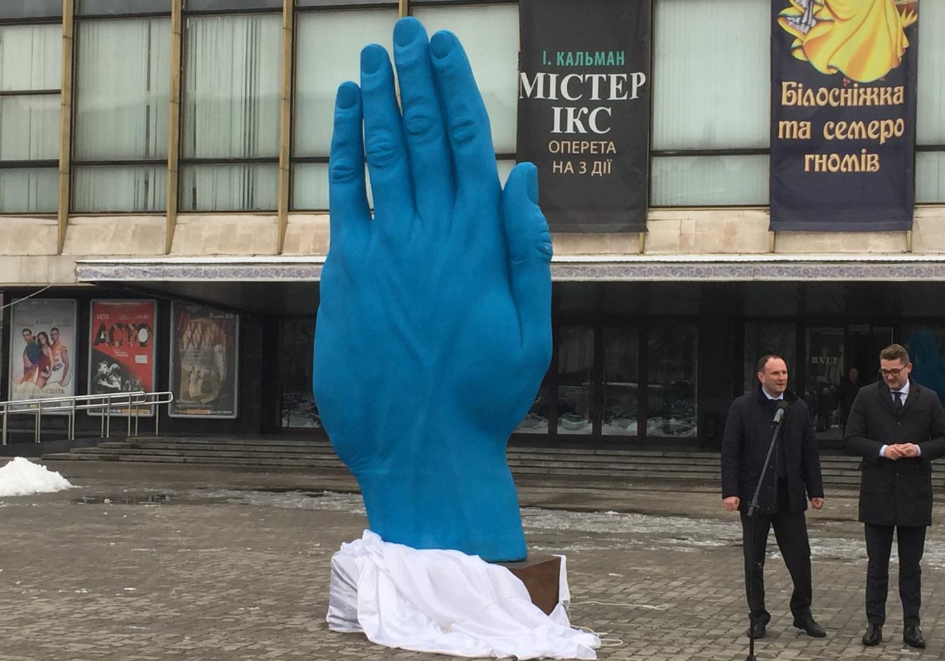 В центре Днепре установили большую синюю руку / фото: 056.ua