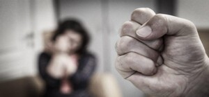 Таскал за волосы и всячески унижал: днепряне не отреагировали на проявление публичного насилия