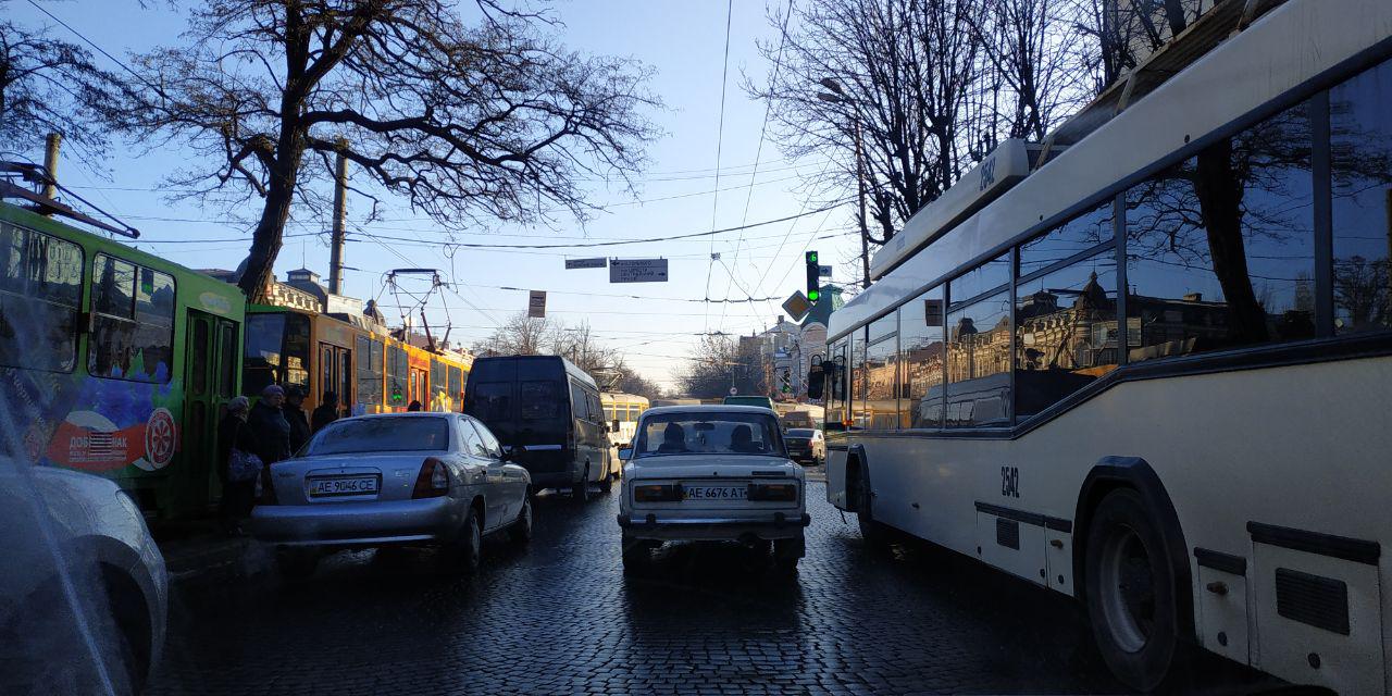 Движение трамваев также затруднено /фото: ДТП пробки Днепр