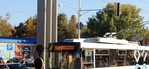 Лазурные красавцы без надоедливой рекламы: у днепровских троллейбусов появился уникальный дизайн