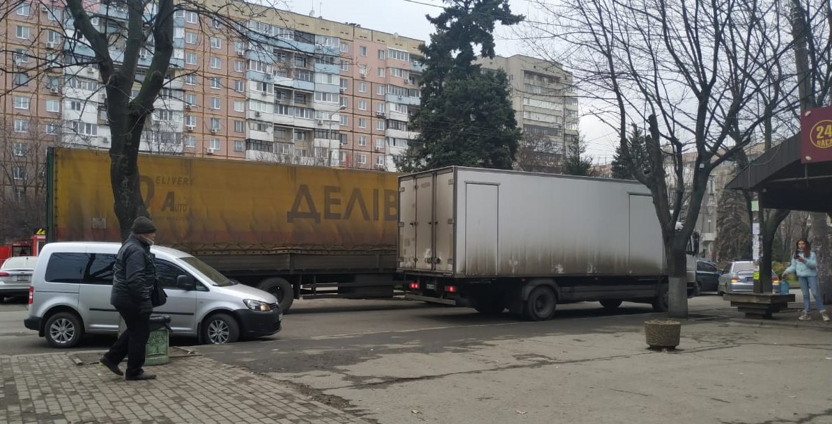 Из-за аварии на проспекте Гагарина заблокировано движение. Фото: Днепр Оперативный